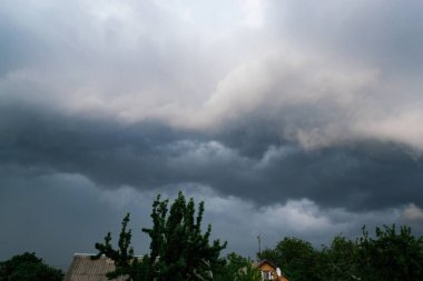 Aşırı fırtına raf bulut. Şiddetli hava yaz peyzaj