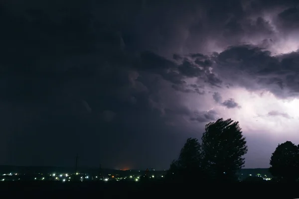 田舎の夜の夏の雷雨。夜の風景 — ストック写真