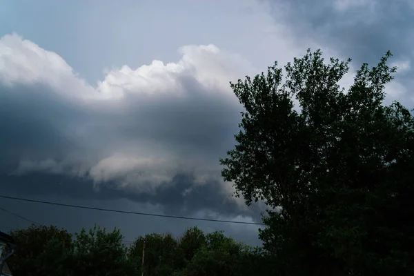 극단적인 뇌우 선반 구름입니다. 심한 날씨의 여름 풍경 — 스톡 사진