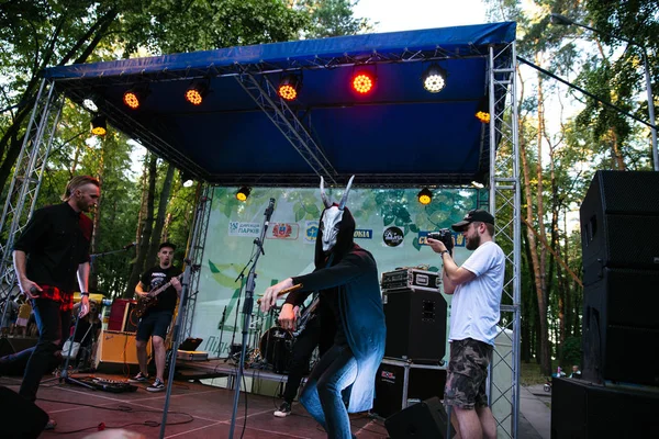 Performans rock grubu "Chumatsky Shlyakh" 10 Haziran 2017 Cherkassy, Ukrayna — Stok fotoğraf