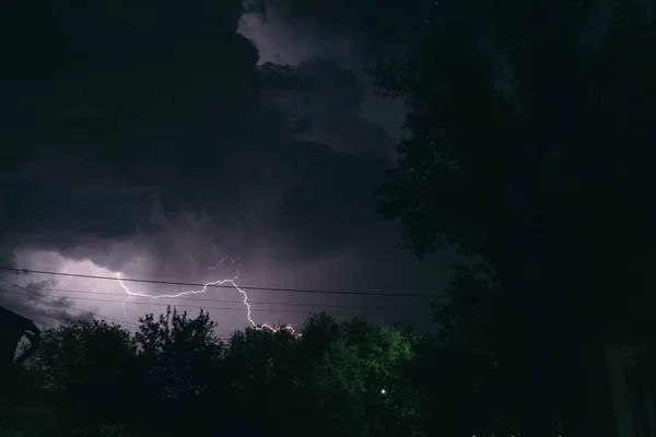 乡下的夏夜雷雨。夜风景 — 图库照片