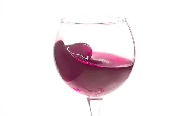 Келих з червоним вином на білому тлі. ізольовані — стокове фото
