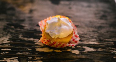 Güneş ışığı altında ahşap bir zemin üzerine cupcakes