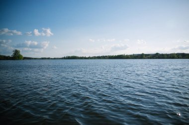 Güneşli manzara Nehri yakınında akşam bahar