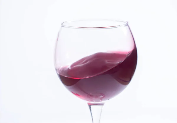 Beyaz zemin üzerine kırmızı şarap bir bardak. İzole — Stok fotoğraf