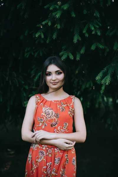 Piękna młoda dziewczyna w lato czerwona sukienka w parku — Zdjęcie stockowe