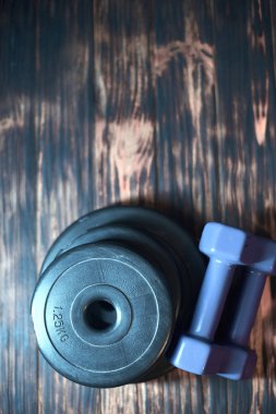 Koyu ahşap arka plan üzerinde halter. Kavram Crossfit