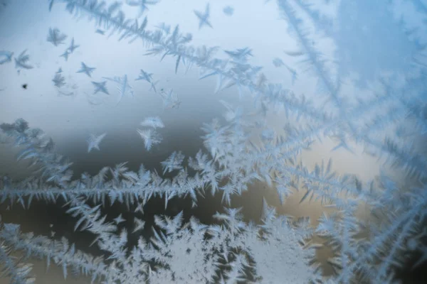 Padrões gelados na janela congelada são macro. Fundo de inverno — Fotografia de Stock