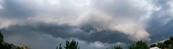 Extreme thunderstorm shelf cloud. Summer landscape of severe weather — Stock Photo, Image