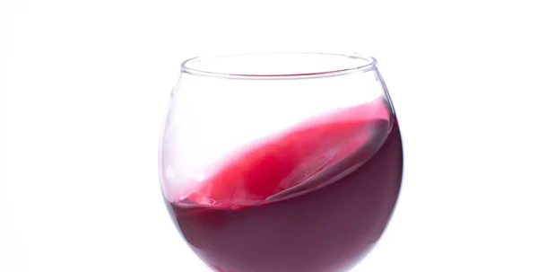 Beyaz zemin üzerine kırmızı şarap bir bardak. İzole — Stok fotoğraf