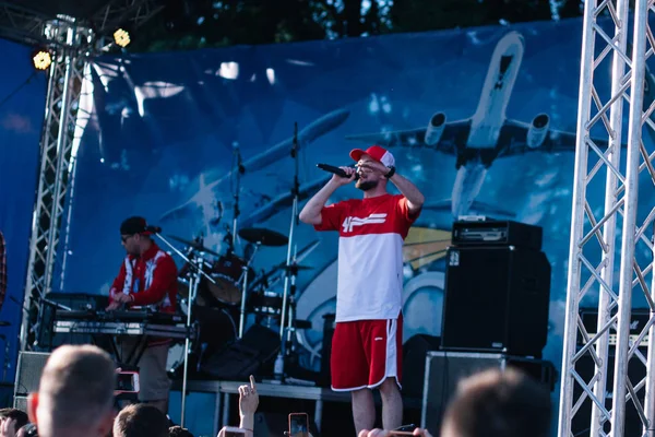 Концерт украинского рэпера Ярмака 27 мая 2018 года на фестивале в Черкассах, Украина. Бесплатный вход. На свежем воздухе — стоковое фото