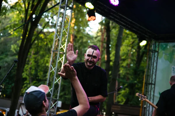 Actuación del grupo de rock Chumatsky Shlyakh 10 de junio de 2017 en Cherkassy, Ucrania — Foto de Stock