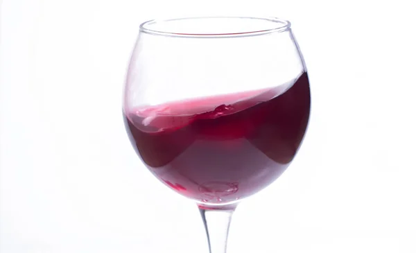 Ett glas med rödvin på en vit bakgrund. Isolera — Stockfoto
