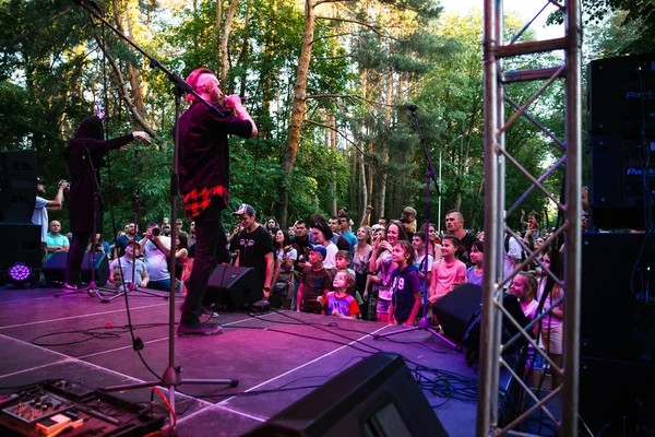 Actuación del grupo de rock "Chumatsky Shlyakh" 10 de junio de 2017 en Cherkassy, Ucrania — Foto de Stock