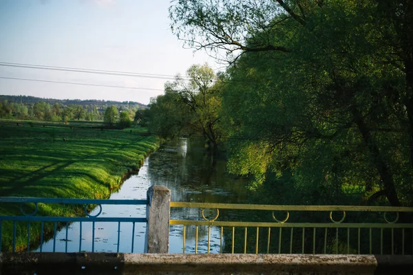 Paysage ensoleillé du printemps près de la rivière — Photo