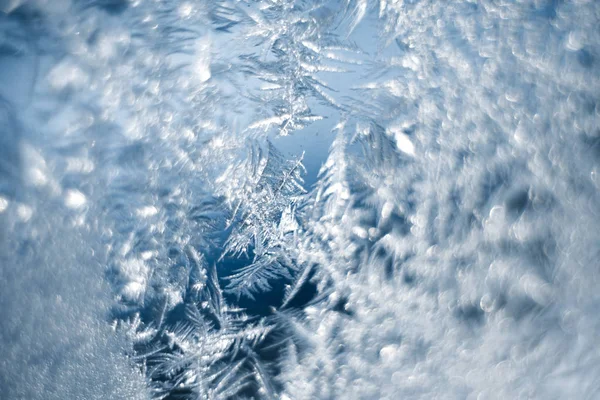 Padrões gelados na janela congelada são macro. Fundo de inverno — Fotografia de Stock