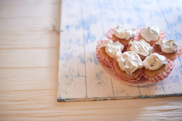 Pasteles con crema blanca sobre fondo de madera —  Fotos de Stock