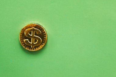 Yeşil bir arka plan üzerinde para dolar. Mali kavramı