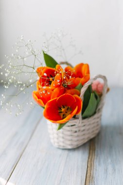 Lale Beyaz ahşap zemin üzerinde bir sepet içinde