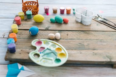 Yumurta boyama işlemi. Paskalya için hazırlanıyor