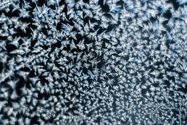 Frosty patterns on the frozen window are macro. Winter background — Stock Photo, Image