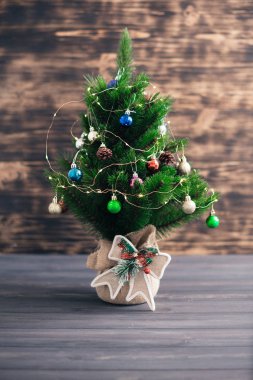 Noel ağacına bir ahşap arka plan bulanık