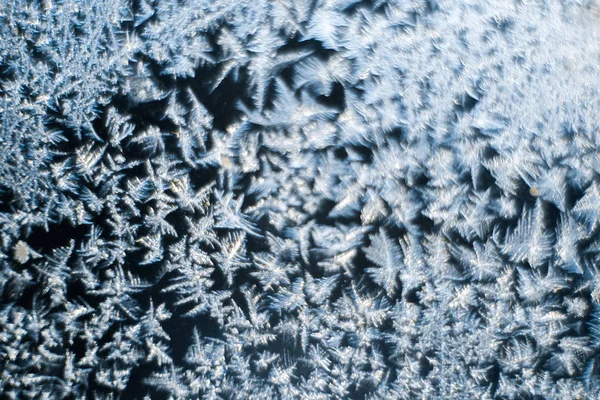 Padrões gelados na janela congelada são macro. Fundo de inverno — Fotografia de Stock