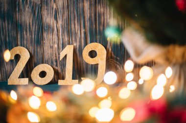 Yılbaşı süslemeleri ahşap arka plan üzerinde arka planda 2019 yazıt