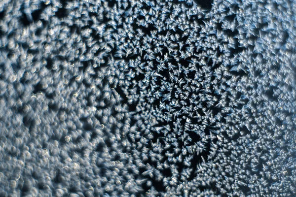 Frostiga mönster på fönstret frysta är makro. Vinter bakgrund — Stockfoto