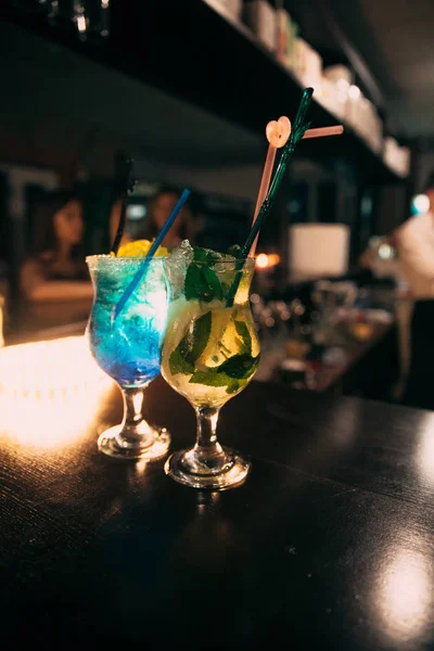 Cócteles en el bar con un fondo borroso . — Foto de Stock