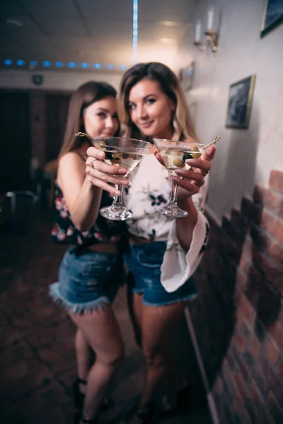 Dziewczyny w okularach białego wina w nocnym klubie — Zdjęcie stockowe
