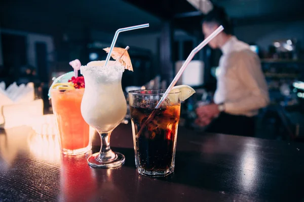 Cócteles en el bar con un fondo borroso . — Foto de Stock
