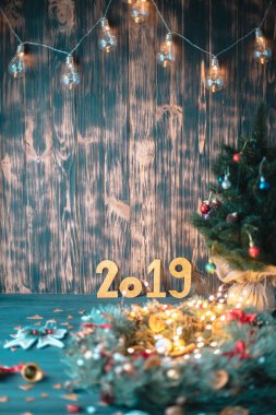 Golden numaraları 2019 tahta arka plan ile Noel ağacı