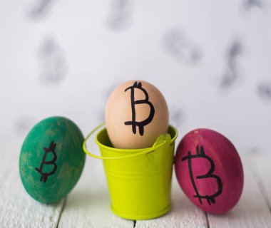 Logo bitcoin küçük bir kova ile yumurta