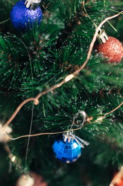 Arka plan bulanık ile ağaç Noel süsleri