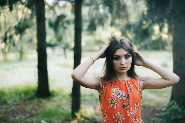 Hermosa Joven Vestido Rojo Verano Parque —  Fotos de Stock