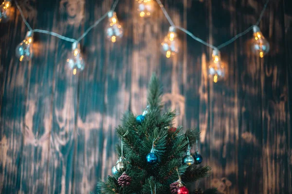 Branche d'arbre de Noël et lumières sur fond en bois. Vue avec espace de copie — Photo