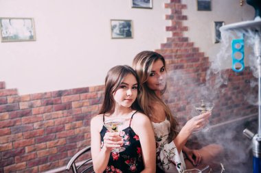Bardak beyaz şarap bir gece kulübünde kızlarla