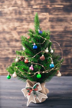 Noel ağacına bir ahşap arka plan bulanık