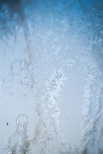 Padrões gelados na janela congelada são macro. Fundo de inverno — Fotografia de Stock