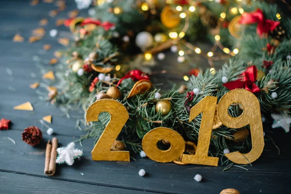 Yılbaşı süslemeleri ahşap arka plan üzerinde arka planda 2019 yazıt