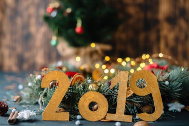 Yılbaşı süslemeleri ahşap arka plan üzerinde arka planda 2019 yazıt