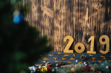 Yılbaşı süslemeleri ahşap arka plan üzerinde arka planda 2019 yazıt