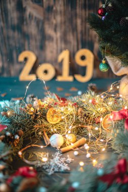 Yılbaşı süslemeleri ahşap arka plan üzerinde arka planda 2019 yazıt
