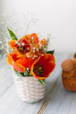 Macaroons sepet yakınındaki çiçek açması laleler