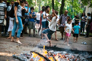 Cherkassy festivalinde kömürlerin etrafında insanlar gider. Ukrayna, 10 Haziran 2018