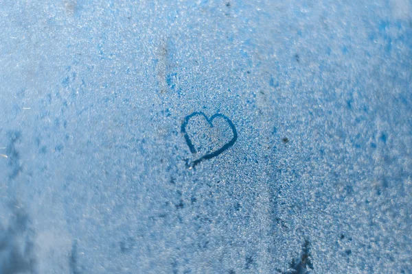 Coração na janela de inverno congelada na geada — Fotografia de Stock