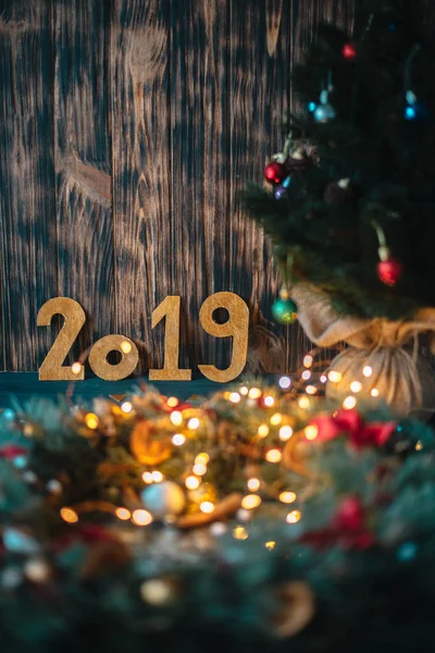 Yılbaşı süslemeleri ahşap arka plan üzerinde arka planda 2019 yazıt