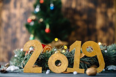 Yılbaşı süslemeleri ahşap arka plan üzerinde arka planda 2019 yazıt