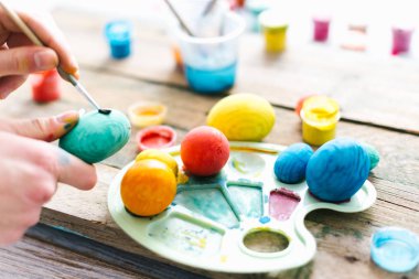 Yumurta boyama işlemi. Paskalya için hazırlanıyor